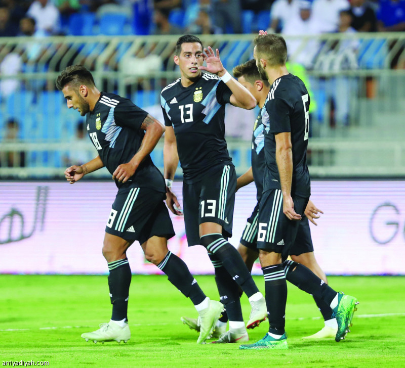 صورة التقطت أمس من فرحة لاعبي المنتخب الأرجنتيني بالهدف الثاني الذي أحرزه اللاعب بيريرا في شباك منتخب العراق في افتتاح الدورة الرباعية