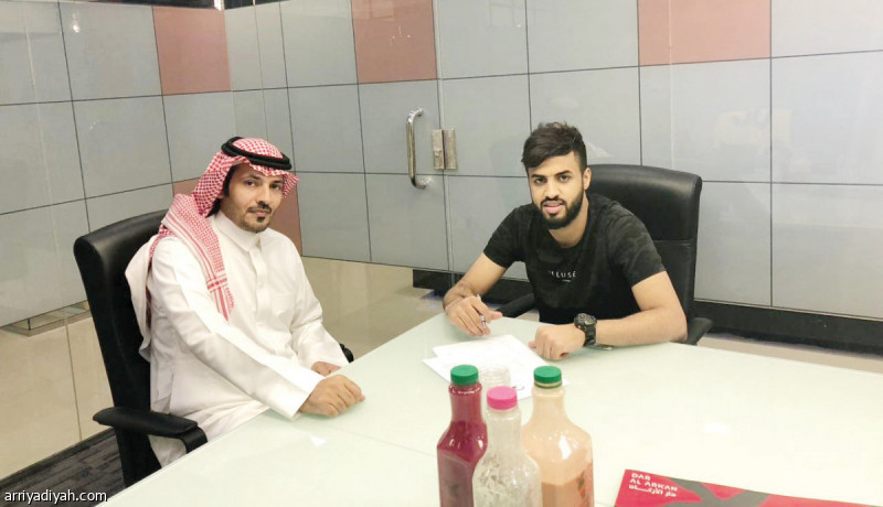 صورتان التقطتا أمس لعبد الله المقحم رئيس نادي الحزم في الأولى يظهر مع محمد الصيعري عند توقيع العقد.. وفي الثانية يصافح المنيع بعد التوقيع (المركز الإعلامي ـ الحزم)