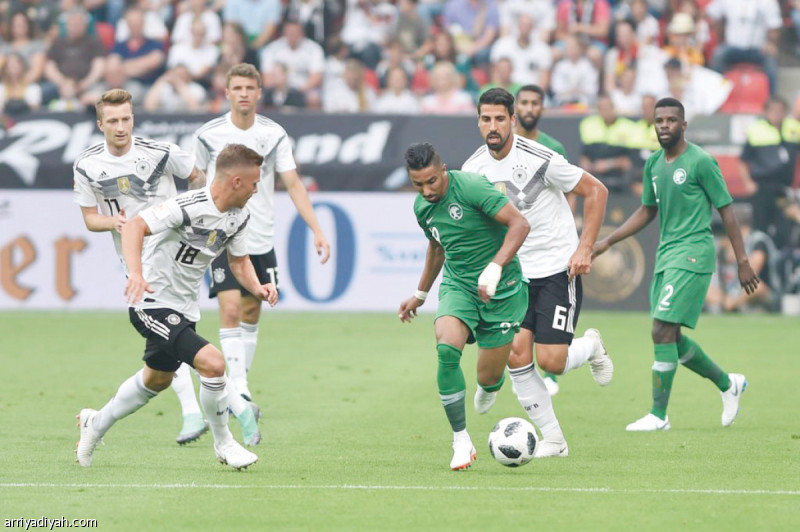 صورة التقطت أمس الأول لسالم الدوسري ينطلق بالكرة وسط مراقبة خضيرة وكيمتش لاعبي المنتخب الألماني خلال المباراة الودية التي جمعت المنتخبين استعداداً للمونديال (المركز الإعلامي ـ المنتخب السعودي)