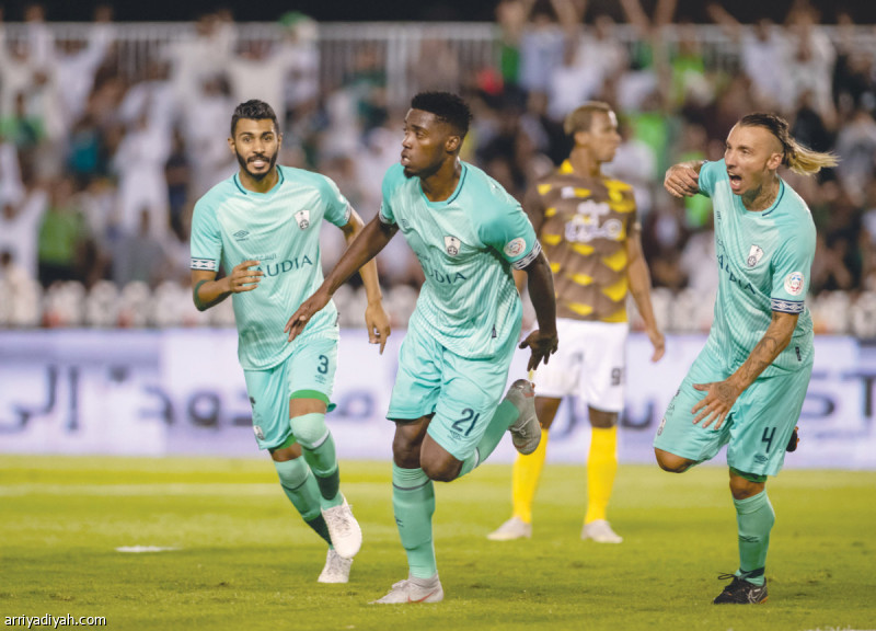 صورة التقطت أمس من مباراة أحد والأهلي في الجولة الثانية من دوري كأس محمد بن سلمان للمحترفين.. ويظهر فيها ديجانيني تفاريس يحتفل بتسجيله الهدف الأول لفريقه وبجانبه الثنائي أليكسيس ديلجادو ومحمد آل فتيل.. ويظهر في الثانية مهند عسيري يحتفل بهدفه الثاني برفقة زميله الإسباني خوسيه مانويل.. وفي الثالثة حسين المقهوي يحاول المرور من أحد لاعبي أحُد تصوير: علي خمج