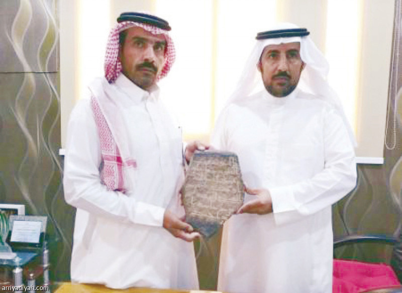 الشهراني يسلم مكتب الهيئة العامة للسياحة إحدى القطع الأثرية تصوير: حسن ذيبان