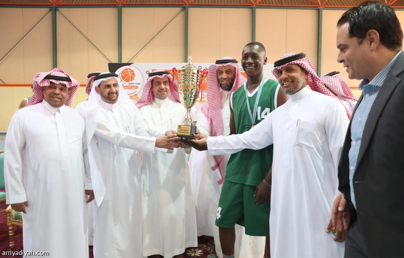 الغنام يتوج منتخب تعليم الرياض ببطولة السلة
