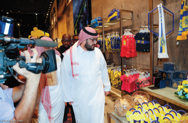 صورة التقطت أمس لسعود السويلم رئيس النصر يتجول في المتجر خلال تدشين الطقم الأساسي للفريق تصوير: بشير صالح