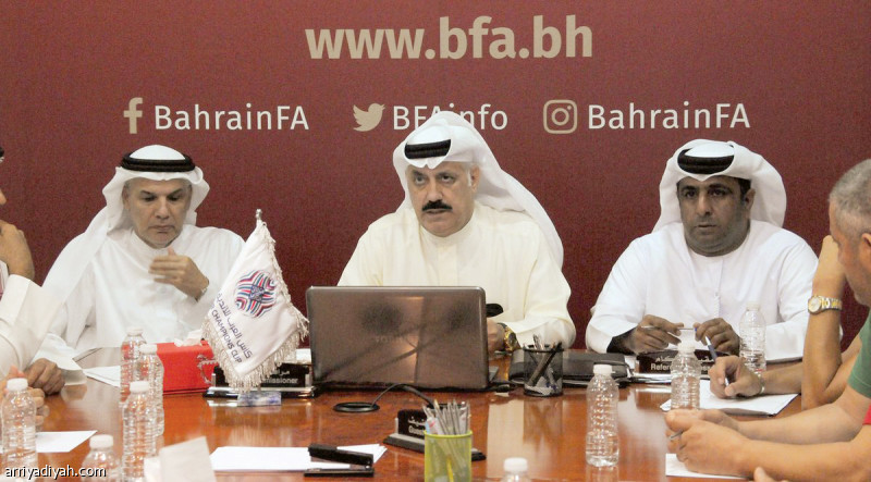 صورة التقطت أمس لعباس دشتي يترأس الاجتماع الفني للمباراة (المركز الإعلامي ـ الاتحاد العربي)