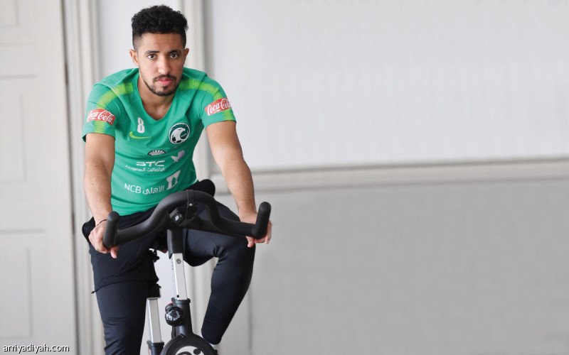 صورة التقطت لهتان باهبري لاعب المنتخب السعودي يؤدي تمارين اللياقة في صالة الحديد (المركز الإعلامي ـ المنتخب السعودي)