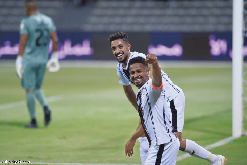 صورة التقطت أمس لناصر الشمراني لاعب فريق الشباب الأول لكرة القدم يحتفل بتسجيله الهدف الثالث لفريقه في مرمى الفيحاء وسط فرحة زميله هتان باهبري تصوير: عبد الرحمن السالم