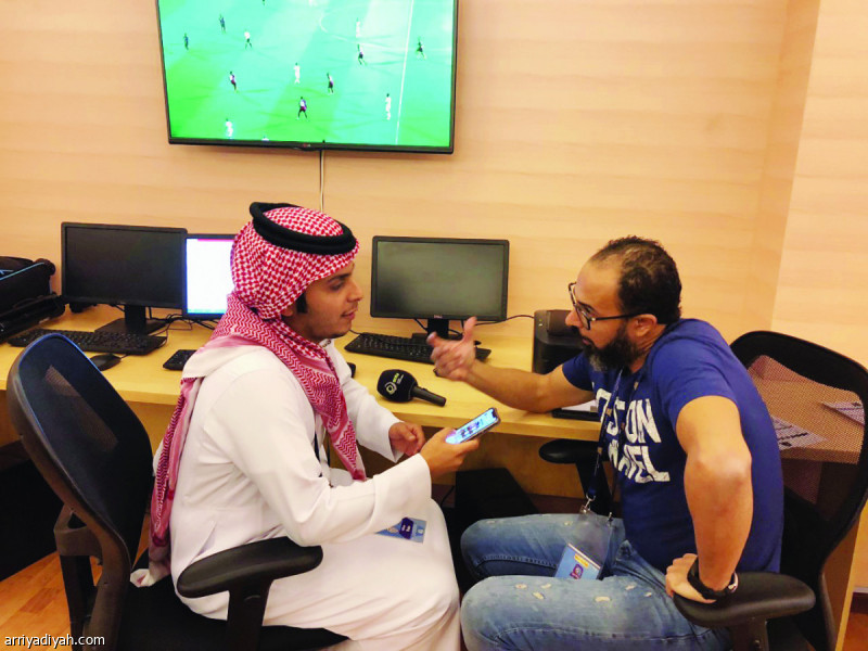 صورة التقطت أمس لطارق بوساحة يجيب عن أسئلة الزميل سلطان العتيبي أثناء وجوده في المركز الإعلامي