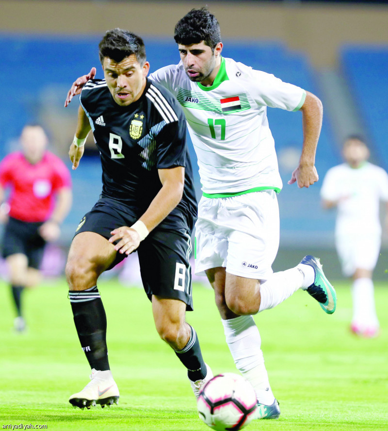 صورة التقطت أمس للتنافس على الكرة بين الارجنتيني ماركوس و لاعب عراقي