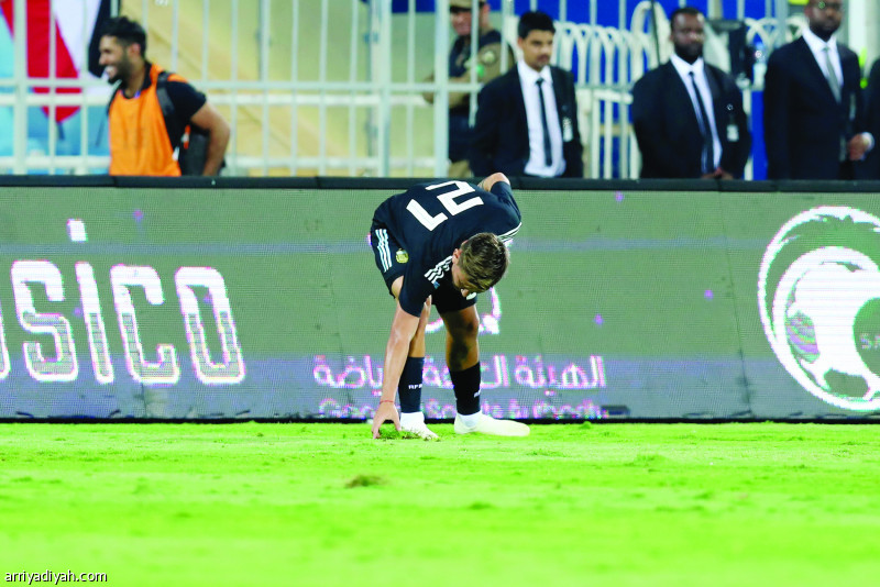 صور التقطت أمس للأرجنتيني ديبالا يحاول تغطية العشب الطبيعي