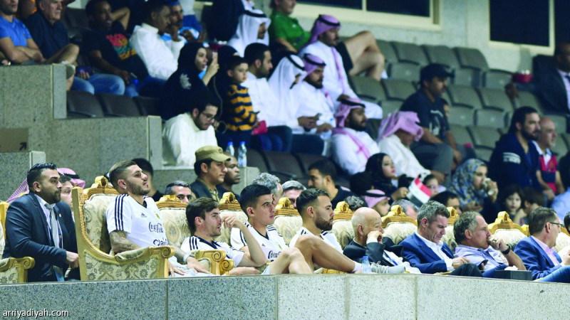 صورة التقطت أمس لعدد من نجوم الأرجنتين يتابعون مباراة منتخب بلادهم أمام نظيره العراقي من مقصورة ملعب الأمير فيصل بن فهد في الرياض بعد أن أراحهم سكالوني مدرب الفريق (رويترز)