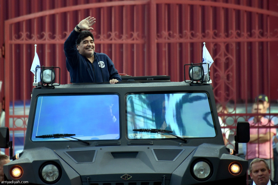 سيارة مصفحة تقدم مارادونا الرئيس