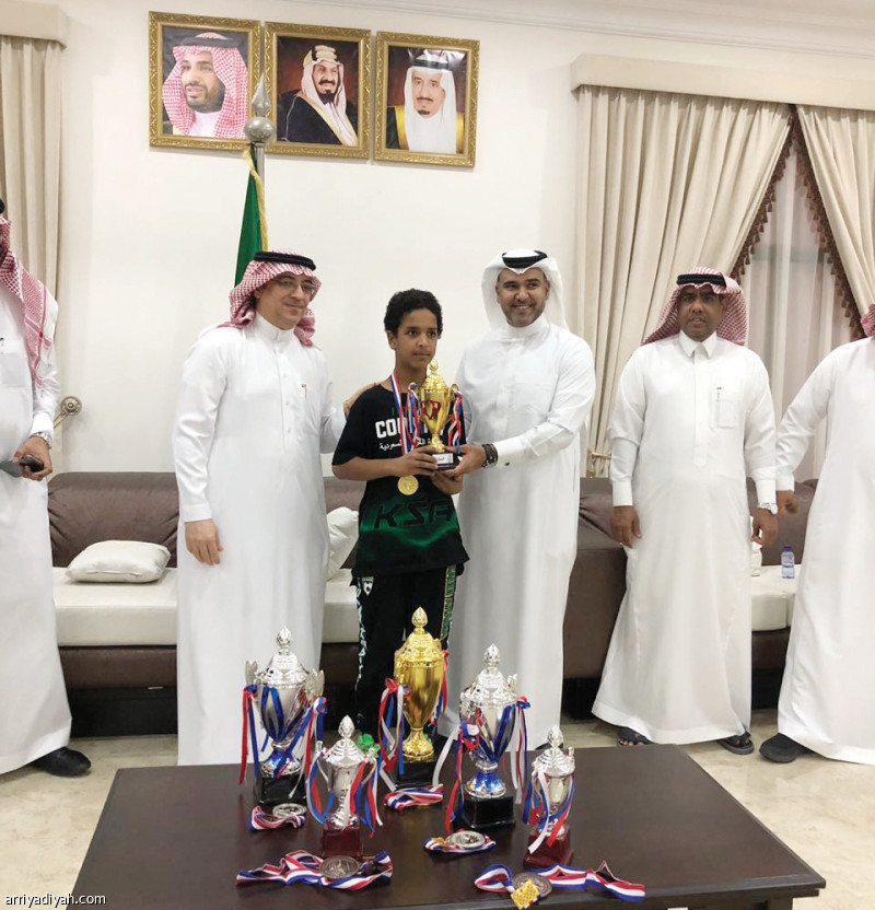 صورة التقطت للفارس يكرم أحد الفائزين في الدورة الرياضية(المركز الإعلامي- البطولة)