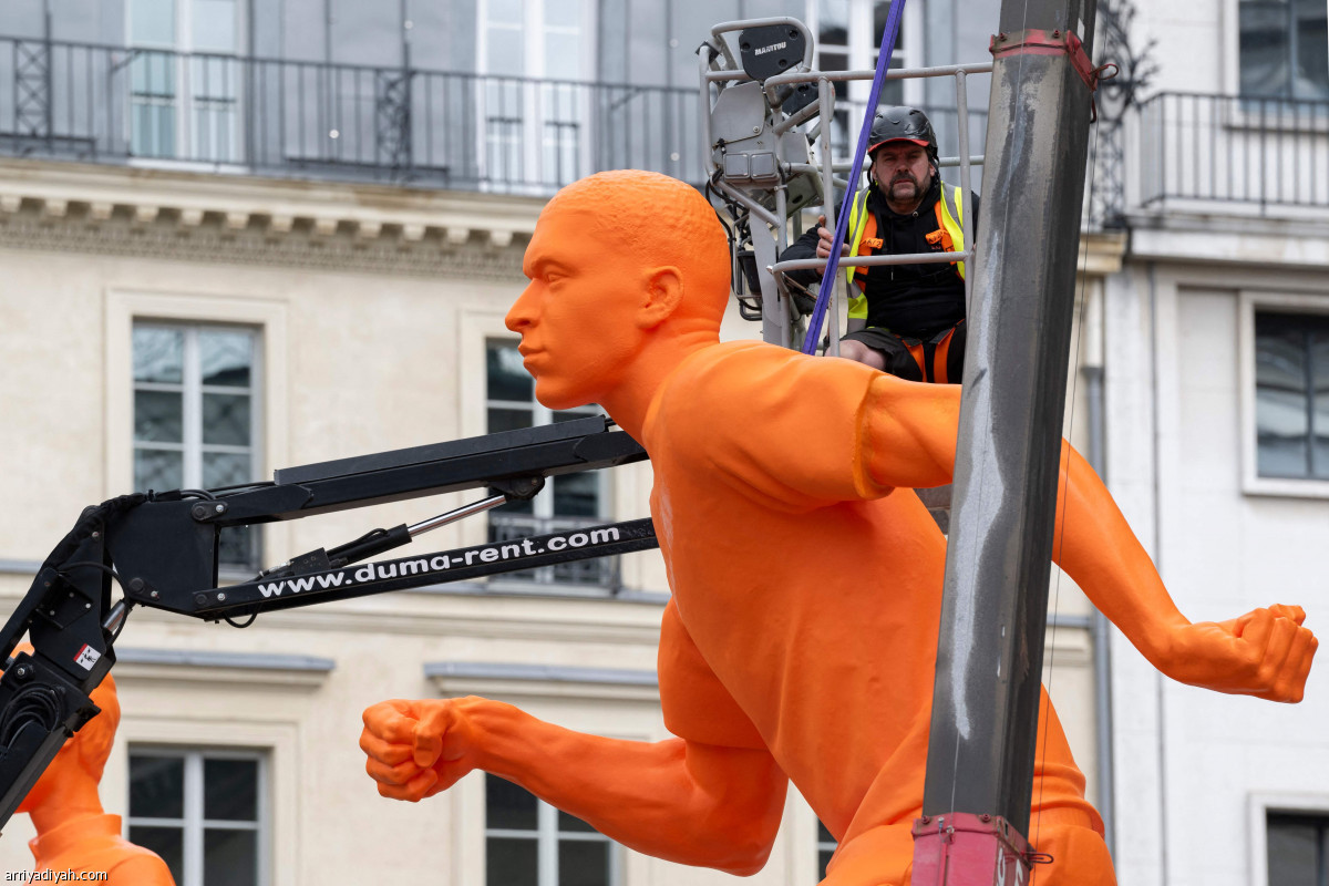 تمثال مبابي في باريس