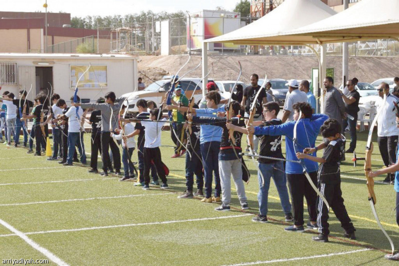 صورة التقطت أمس لمجموعة من البراعم أثناء مشاركتهم في التدريب الرسمي على ميدان السهام (المركز الإعلامي ـ اتحاد السهام)