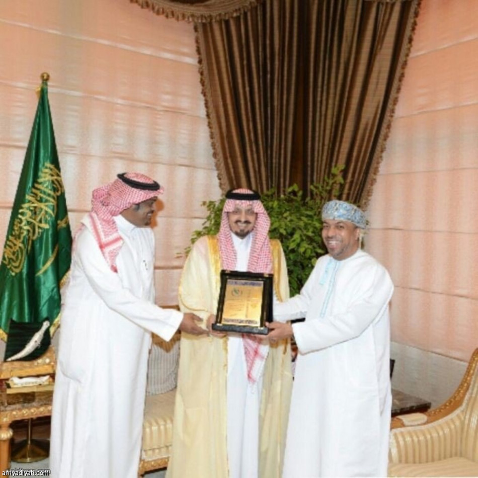 رئيس الاتحاد الخليجي للإعلام الرياضي يمنح الأمير فيصل بن خالد العضوية الشرفية