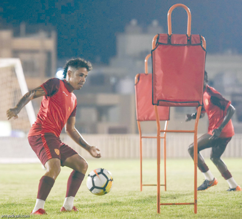 صورة التقطت أمس للبرازيلي إلتون لاعب القادسية خلال التدريبات (المركز الإعلامي ـ القادسية)