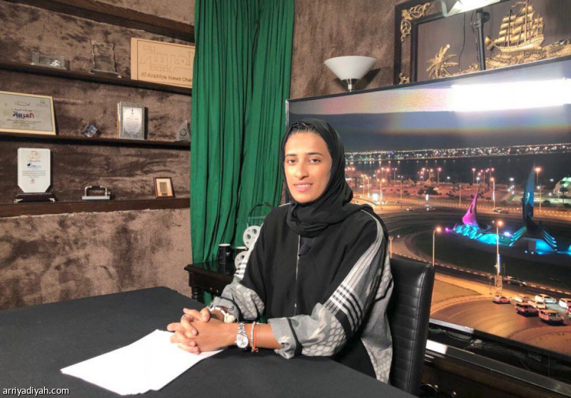 صورة التقطت للشابة سارة الدوسري التي باتت أول امرأة سعودية تتولى منصبًا قياديًا في تنظيم مدرجات العائلات في الملاعب السعودية (صورة خاصة بالرياضية)