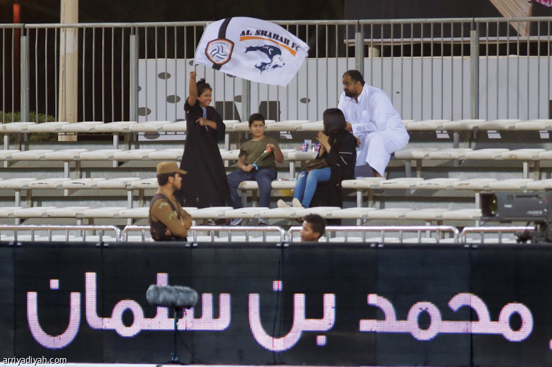 صورة التقطت أمس لعائلة أثناء حضورها مباراة الفيحاء والشباب تصوير: عبد الرحمن السالم