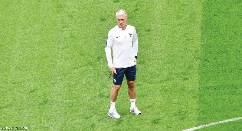 صورة التقطت أمس لديشان مدرب منتخب فرنسا أثناء إشرافه على التدريب الأخير للاعبين قبل مواجهة بلجيكا الليلة (الفرنسية)