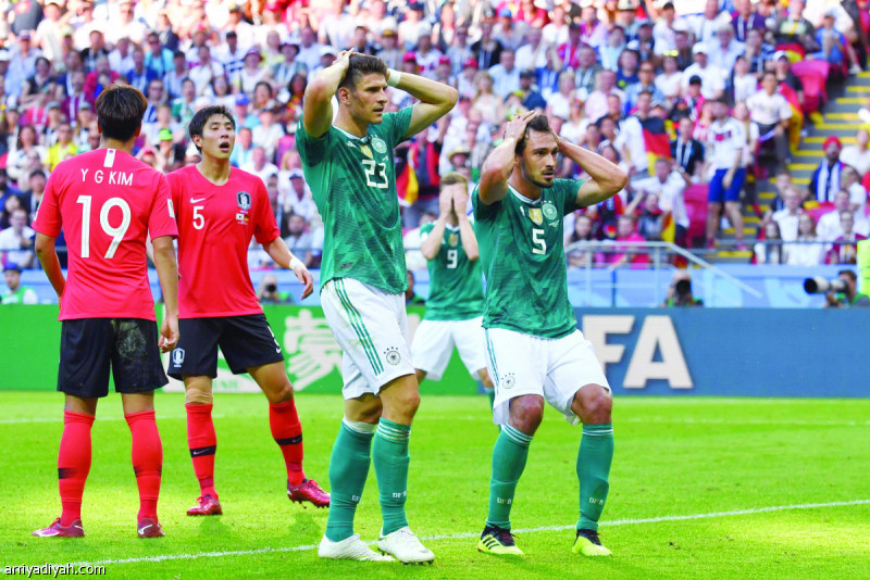صورة التقطت للاعبي المنتخب الألماني يتحسرون لضياع فرصة تسجيل هدف في شباك كوريا (الفرنسية)