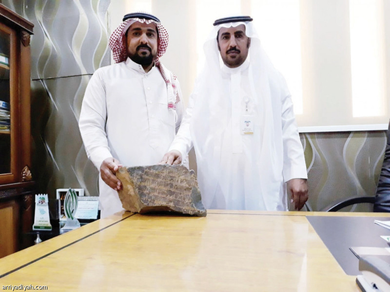 صورة التقطت أمس للقرني يسلم القطعة الأثرية لمدير مكتب السياحة والتراث في بيشةتصوير: حسن ذيبان