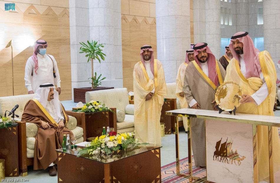 أمير الرياض يسلم جوائز مهرجان المؤسس للإبل