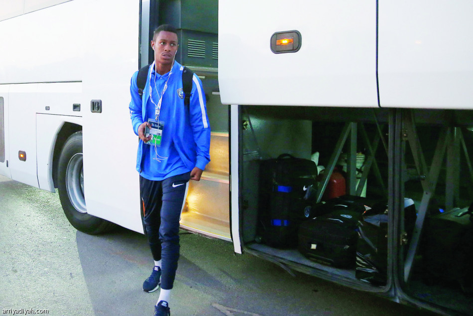 جماهير الهلال تحاصر اللاعبين بالسيلفي