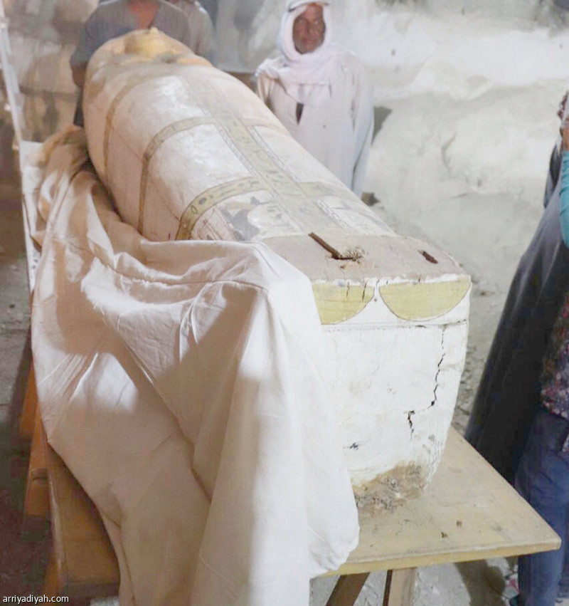 صورة التقطت أمس تظهر التابوت الخشبي المكسور (المركز الإعلامي - وزارة الآثار المصرية)