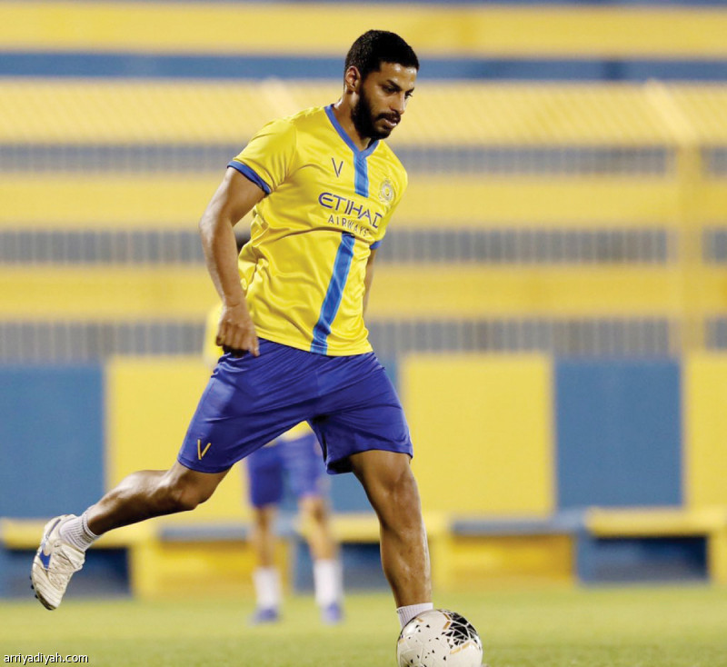 صورة التقطت أمس لعبد العزيز الجبرين لاعب فريق النصر الأول لكرة القدم يستعد لتسديد الكرة أثناء تدريبات فريقه ضمن التحضيرات لاستكمال مشوار الفريق في الموسم الرياضي الجاري بعد رفع تعليق النشاط الرياضي (المركز الإعلامي ـ النصر)