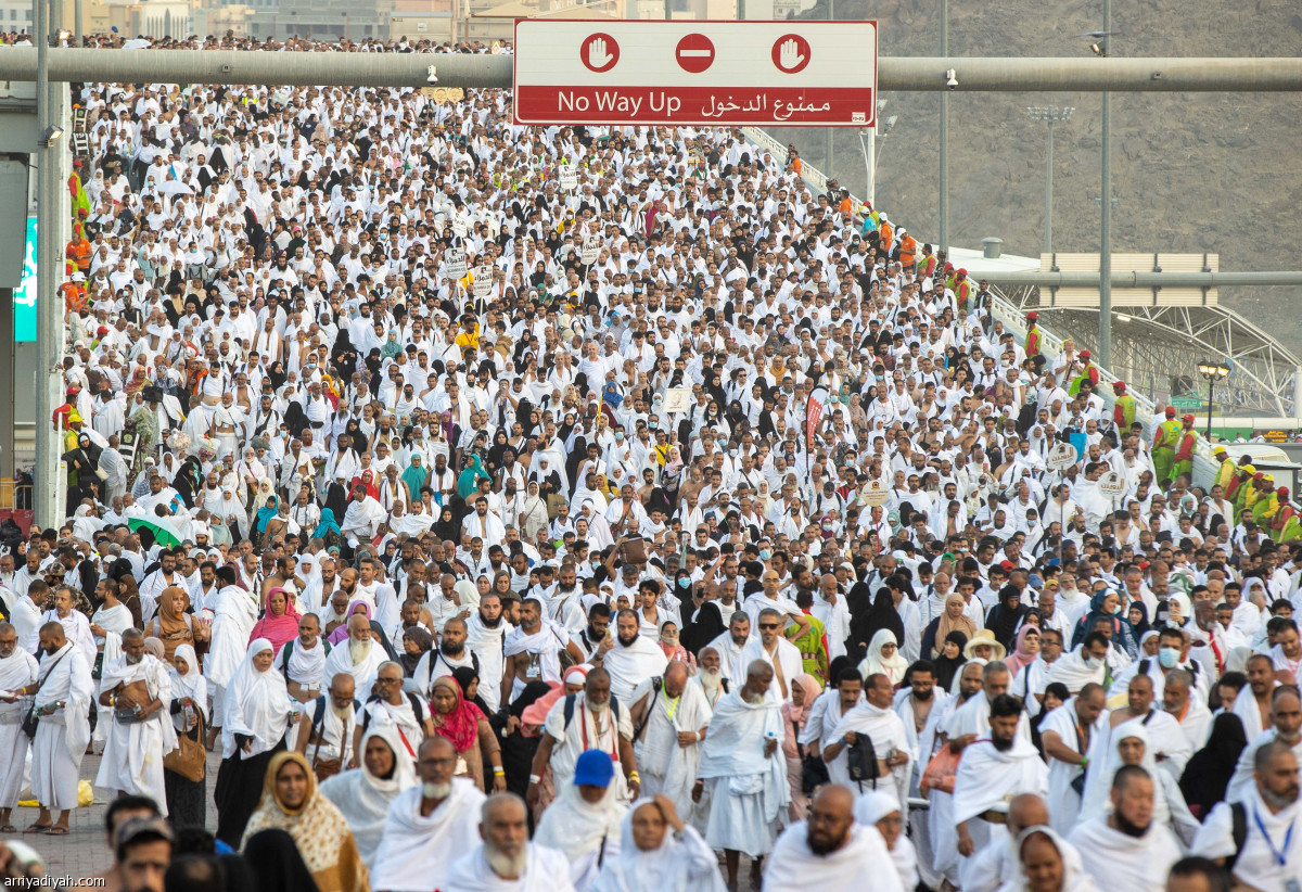 الحجاج يرمون جمرة العقبة