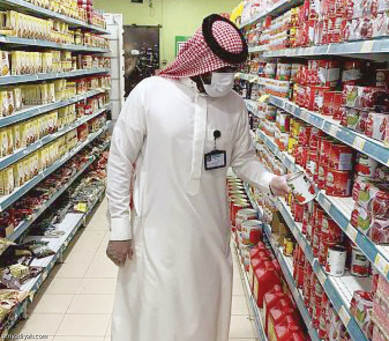صورة التقطت أمس لأحد مراقبي أمانة المنطقة الشرقية داخل مركز تجاري في الخفجي (واس)