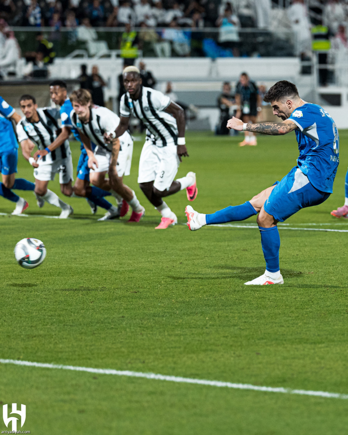 الهلال يحلّق
