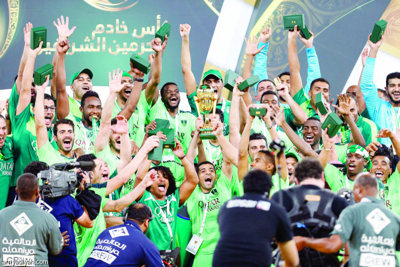 صورة التقطت للاعبي فريق الأهلي يحتفلون أثناء تتويجهم بلقب مسابقة كأس خادم الحرمين الشريفين عام 2016 بعد تغلبهم على النصر في المباراة النهائية (أرشيفية)