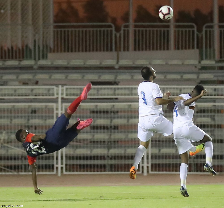 دوري الأولى.. العين يهزم الطائي ويحلق في الصدارة