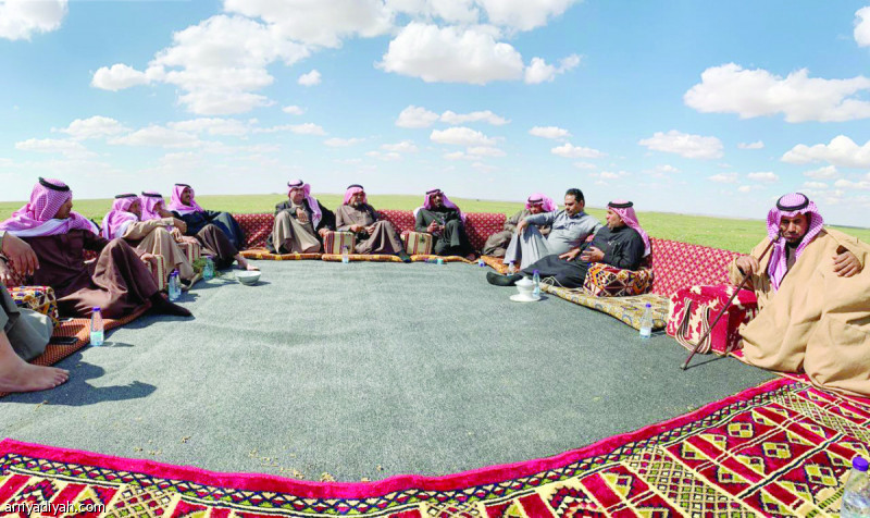 صورة التقطت لجلسة ربيعية تحت أشعة الشمس في منطقة الرويثة التي تبعد نحو 40 كيلومترا عن مدينة عرعر.. ويكسو الخضار الرويثة وهي من المناطق المعروفة بين السكان المحليين فيما يخيم الزوار في مواقع أخرى.. ويظهر في الصورة ضيوف شايم مزعل السطام أحد أبناء عرعر (تصوير: عبد الله زياد)