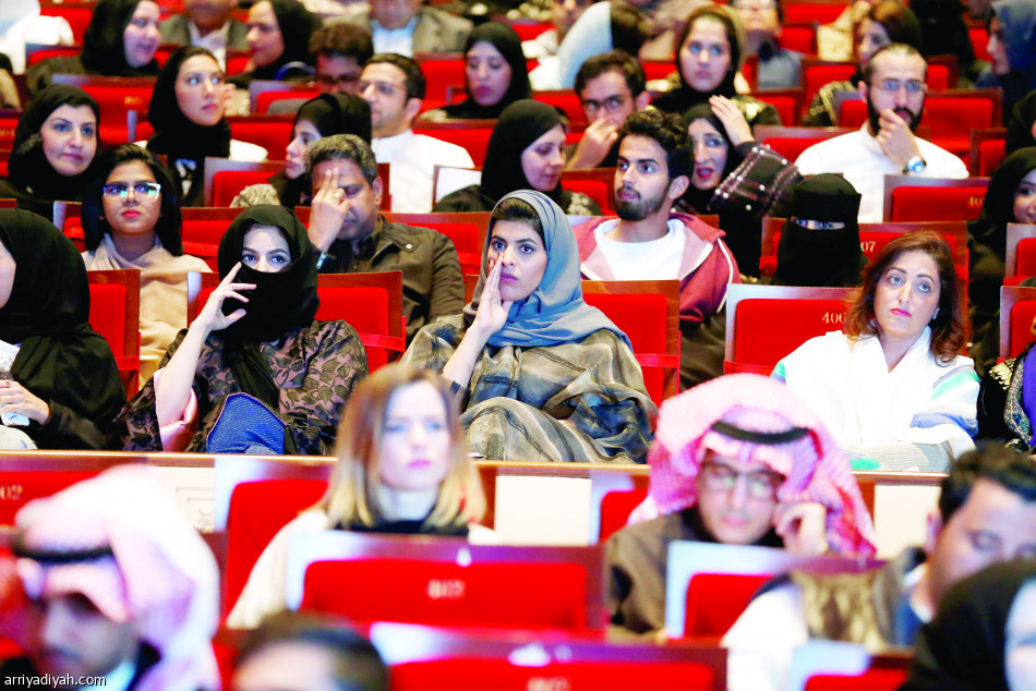 ياني يوقف الحفلة ويتحدث بالعربية