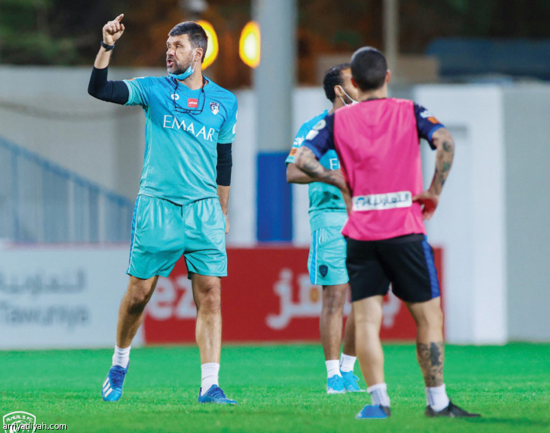 صورة التقطت أمس للإيطالي كريستيانو باتشي مساعد مدرب فريق الهلال يوجه اللاعبين قبل انطلاق المناورة(المركز الإعلامي ـ الهلال)