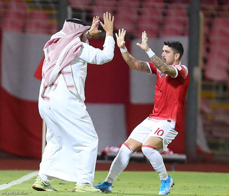 صورة التقطت أمس للأسترالي بيتروس هنريكي لاعب فريق الوحدة يحتفل مع توفيق تونسي المشرف على الفريق، بهدف أحمد جابر الذي حسم المباراةتصوير: عدنان مهدلي