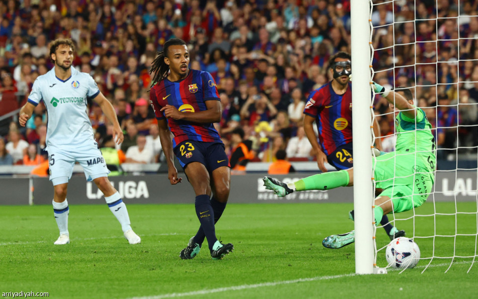 برشلونة يعزز الصدارة بثلاثية خيتافي