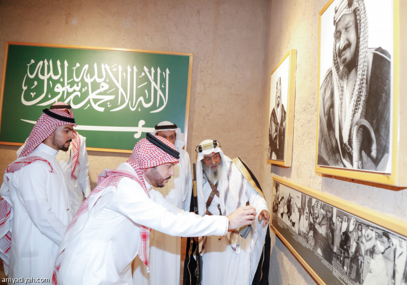 صورة التقطت أمس الأول لعدد من ضيوف المصمك في مدينة الرياض والذي يستعد لاحتضان الاحتفال باليوم الوطني الـ88 للسعودية يطلعون على الصور التاريخية للمؤسس الملك عبد العزيز «طيب الله ثراه» تصوير: بشير صالح