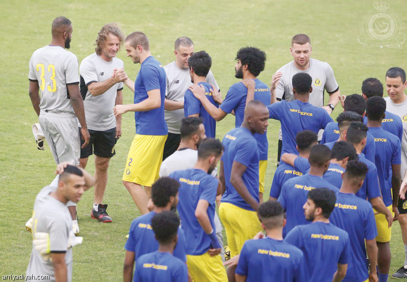 صورة التقطت أمس للاعبي النصر يصافحون الأوروجوياني كارينيو مدرب الفريق وأعضاء الجهاز الفني المساعد قبل بدء الحصة التدريبية على ملعب النادي ضمن استعدادات الموسم الرياضي الجديد (المركز الإعلامي ـ النصر)