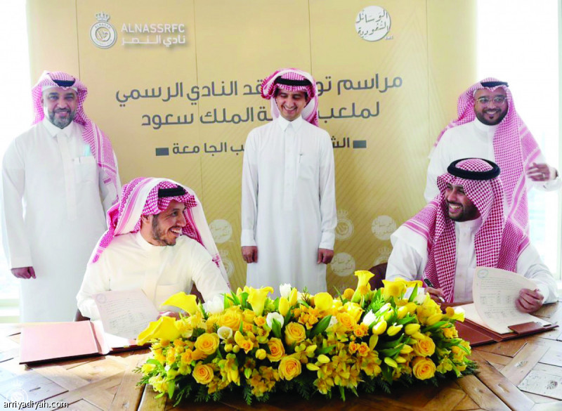 صورة التقطت أمس لصفوان السويكت رئيس النصر يوقع مع محمد الخريجي رئيس شركة الوسائل السعودية عقد احتضان مباريات الفريق الأول لكرة القدم على أرضه، في ملعب جامعة الملك سعود.. ويبدو عبد الرحمن الحلافي المشرف العام على كرة القدم في النادي(المركز الإعلامي - النصر)