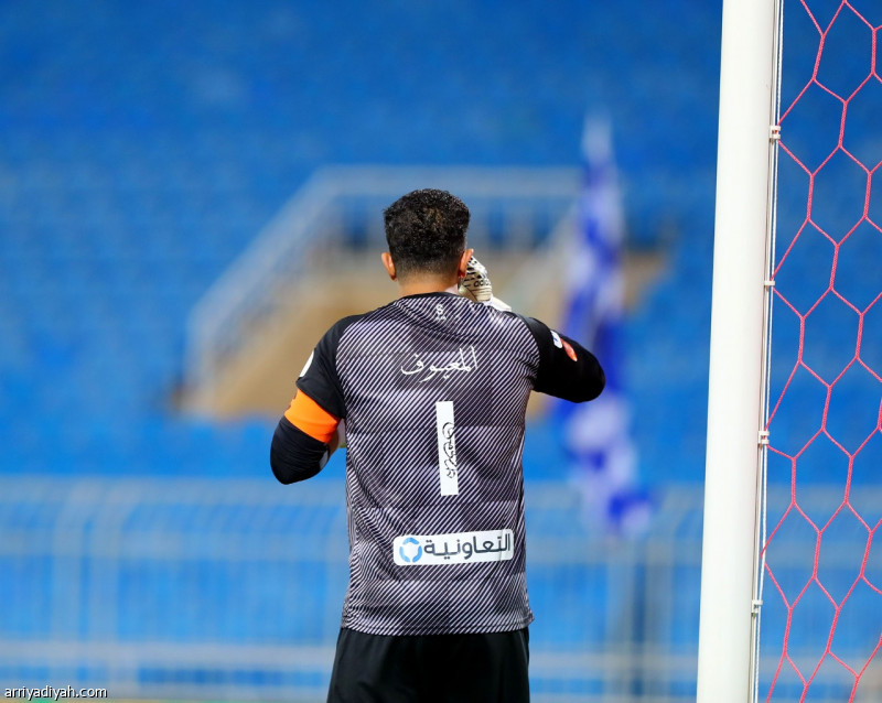 حامل اللقب يتخطى العين بصعوبة