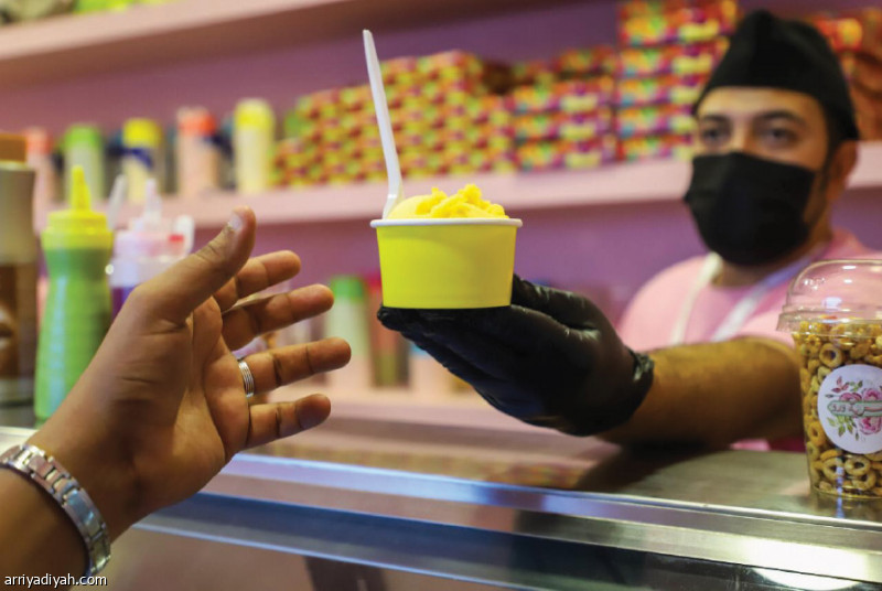 صورة التقطت أمس لبائع يقدم الآيسكريم البرشومي في سوق عكاظ (المركز الإعلامي ـ سوق عكاظ)