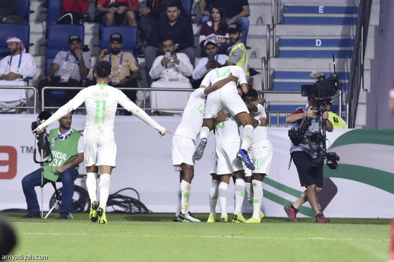 الصقور يحلقون إلى دور الـ 16