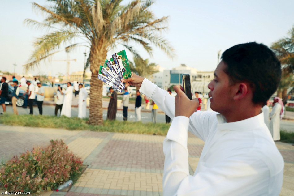 تذاكر النهائي.. 
ازدحام تحت الشمس