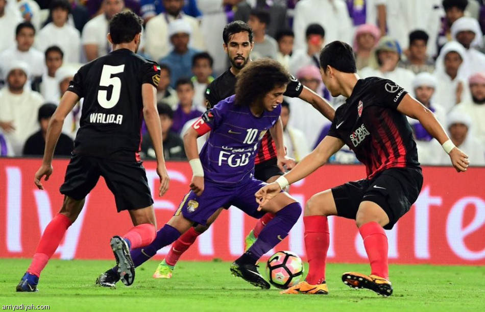 الأهلي بعشرة لاعبين يقتنص التعادل مع العين في الدوري الإماراتي