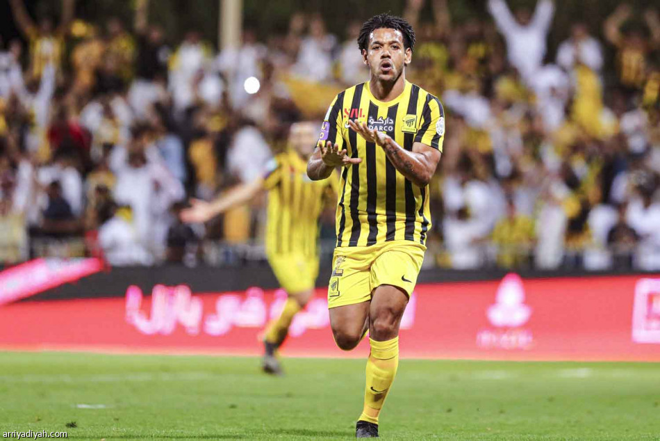 مقر الاتحاد مغلق..
والاحتفالات أمام الأبواب