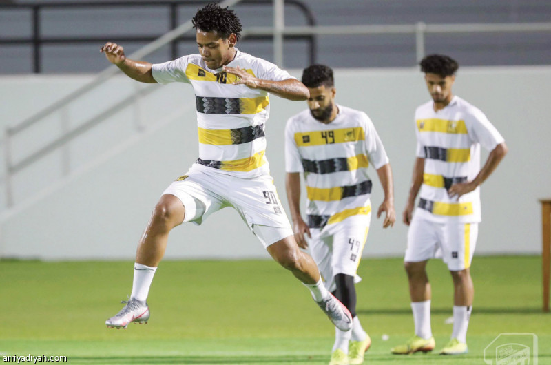 صورة التقطت أمس للبرازيلي رومارينيو لاعب فريق الاتحاد يتقدم الغامدي و العوفي زميليه أثناء التدريبات اللياقية(المركز الإعلامي ـ الاتحاد)