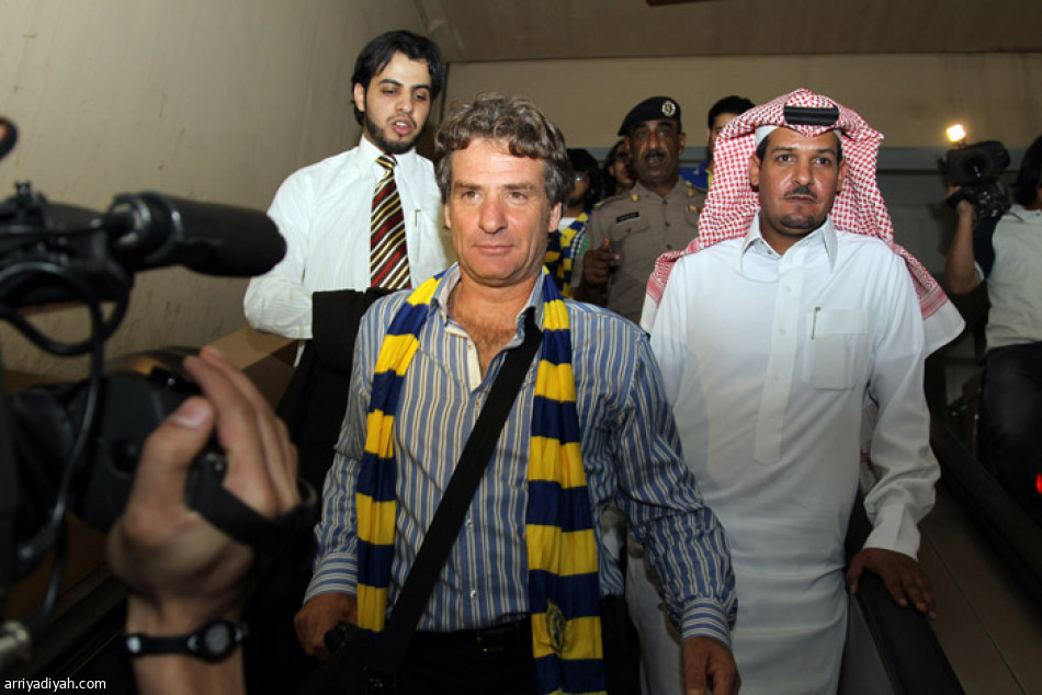 معيض يستقبل كارينيو النصر بالمطار